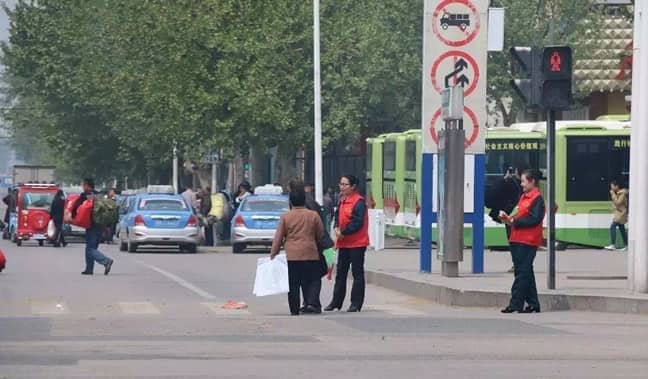 星空真人机械助力文明出行