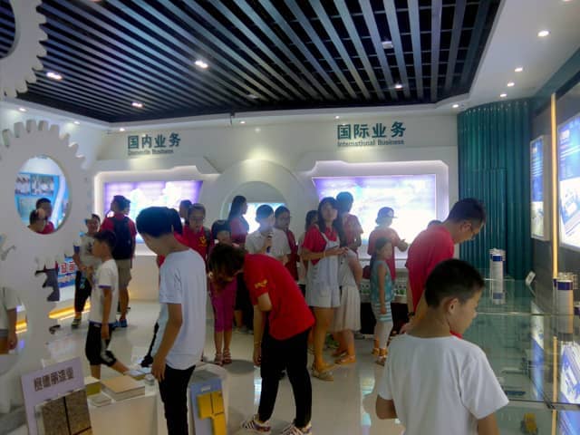 兖州区“牵手关爱 七彩暑期 感受城市 爱我家乡”活动走进星空真人机械