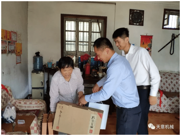 中秋慰问 星空真人情深