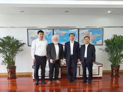王营区长与星空真人机械合作伙伴海德先生会谈
