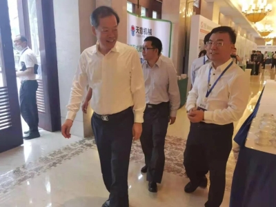 海南省冯忠华副省长莅临星空真人机械展位参观指导
