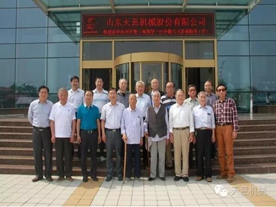 兖州区委常委、组织部长徐继瑞一行领导莅临星空真人参观指导工作