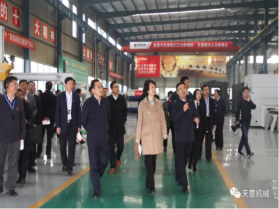 济宁市委常委、组织部部长孔凡萍带领全市“两新”组织党建工作现场观摩团莅临星空真人机械调研指导