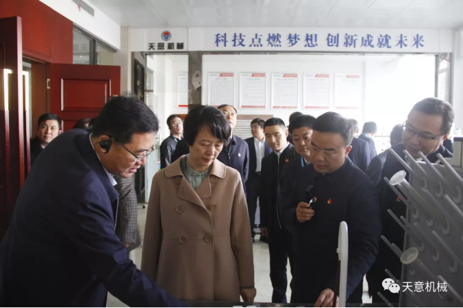 济宁市委常委、组织部部长孔凡萍带领全市“两新”组织党建工作现场观摩团莅临星空真人机械调研指导