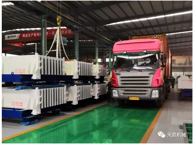 星空真人机械为柬埔寨客户加工生产年产80万平方轻质墙板生产线成功装车启运！