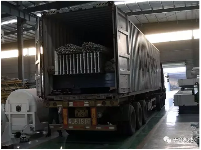 星空真人机械为柬埔寨客户加工生产年产80万平方轻质墙板生产线成功装车启运！