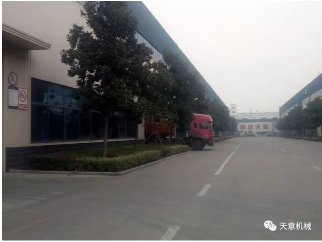 星空真人机械为柬埔寨客户加工生产年产80万平方轻质墙板生产线成功装车启运！