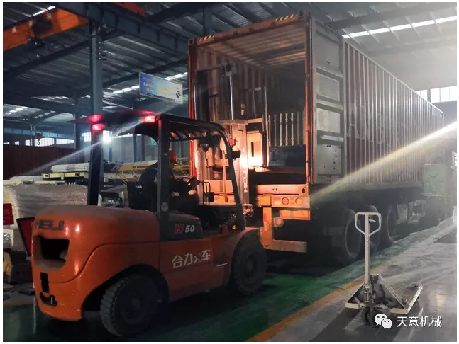 星空真人机械为柬埔寨客户加工生产年产80万平方轻质墙板生产线成功装车启运！