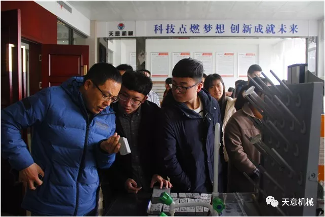 热烈欢迎山东建筑大学材料学院教授带领48名学生莅临星空真人参观指导