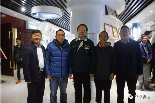 热烈欢迎山东建筑大学材料学院教授带领48名学生莅临星空真人参观指导