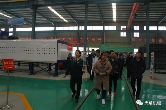 热烈欢迎山东建筑大学材料学院教授带领48名学生莅临星空真人参观指导