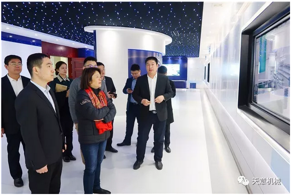 碧桂园集团副总裁兼采购中心总经理杨丽兴一行莅临星空真人参观考察