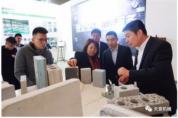 碧桂园集团副总裁兼采购中心总经理杨丽兴一行莅临星空真人参观考察