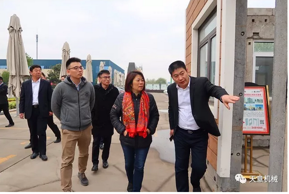 碧桂园集团副总裁兼采购中心总经理杨丽兴一行莅临星空真人参观考察