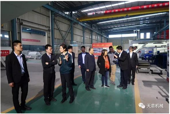 碧桂园集团副总裁兼采购中心总经理杨丽兴一行莅临星空真人参观考察