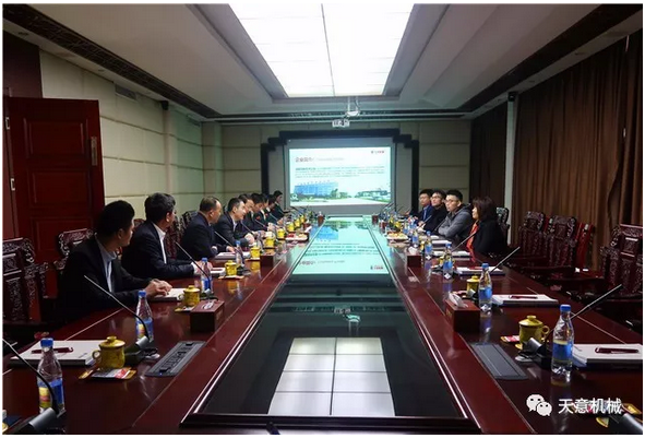 碧桂园集团副总裁兼采购中心总经理杨丽兴一行莅临星空真人参观考察