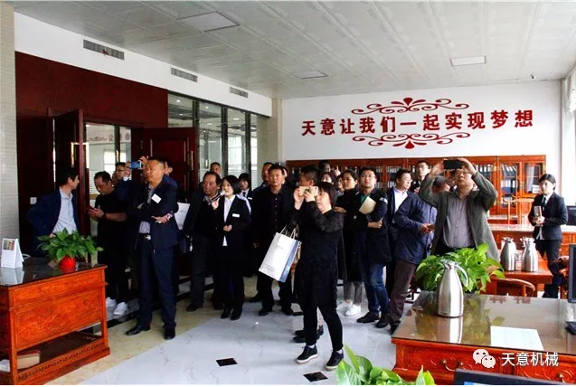 热烈祝贺2019年全国装配式建筑技术及配套材料推广交流大会在星空真人机械召开