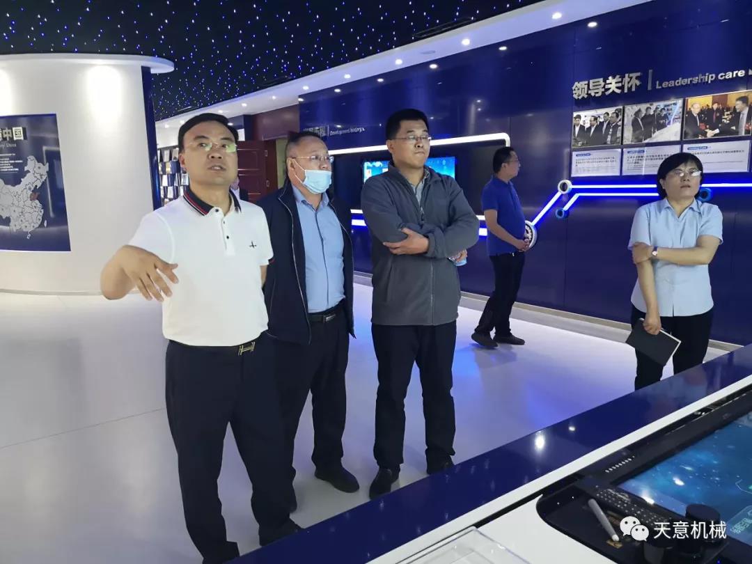 哈尔滨工业大学张教授、于教授莅临星空真人机械就智能焊接技术进行交流指导