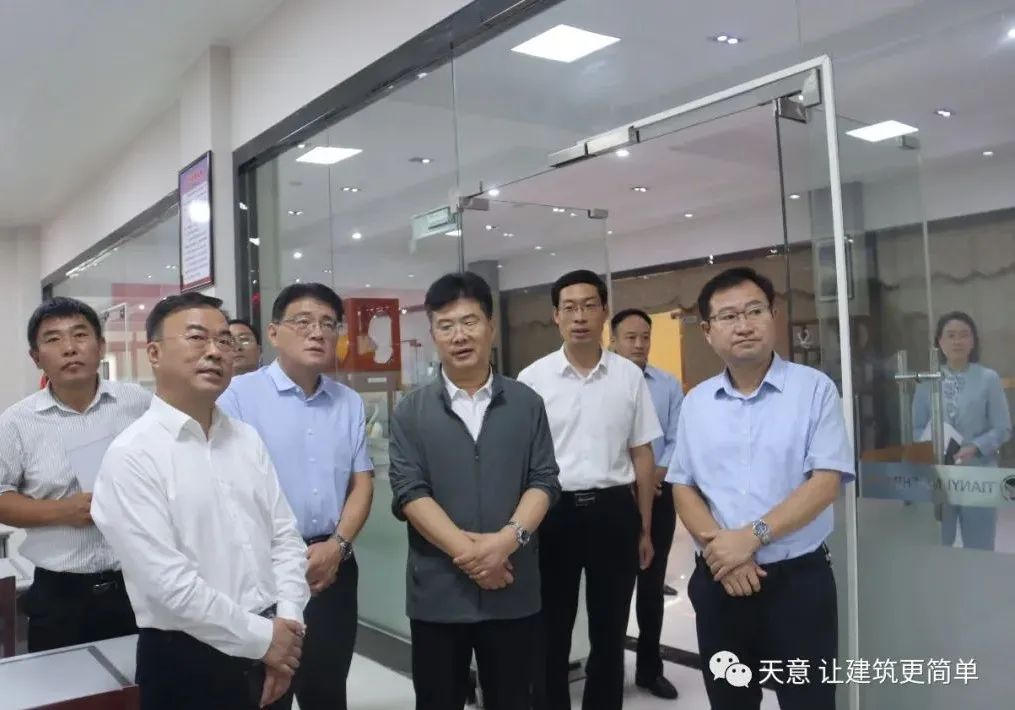 省政协委员活动工作室主任刘晓钟等领导一行莅临星空真人机械调研