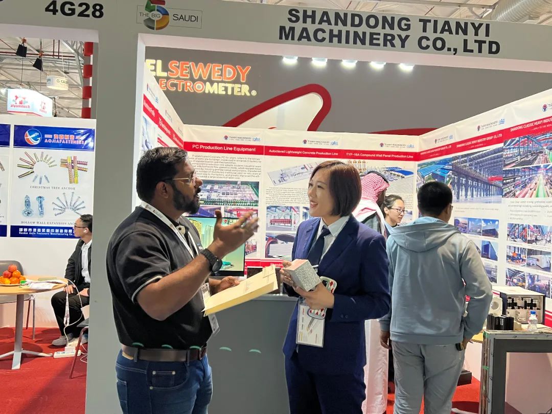 出征沙特五大行业展丨星空真人机械再次亮相世界舞台